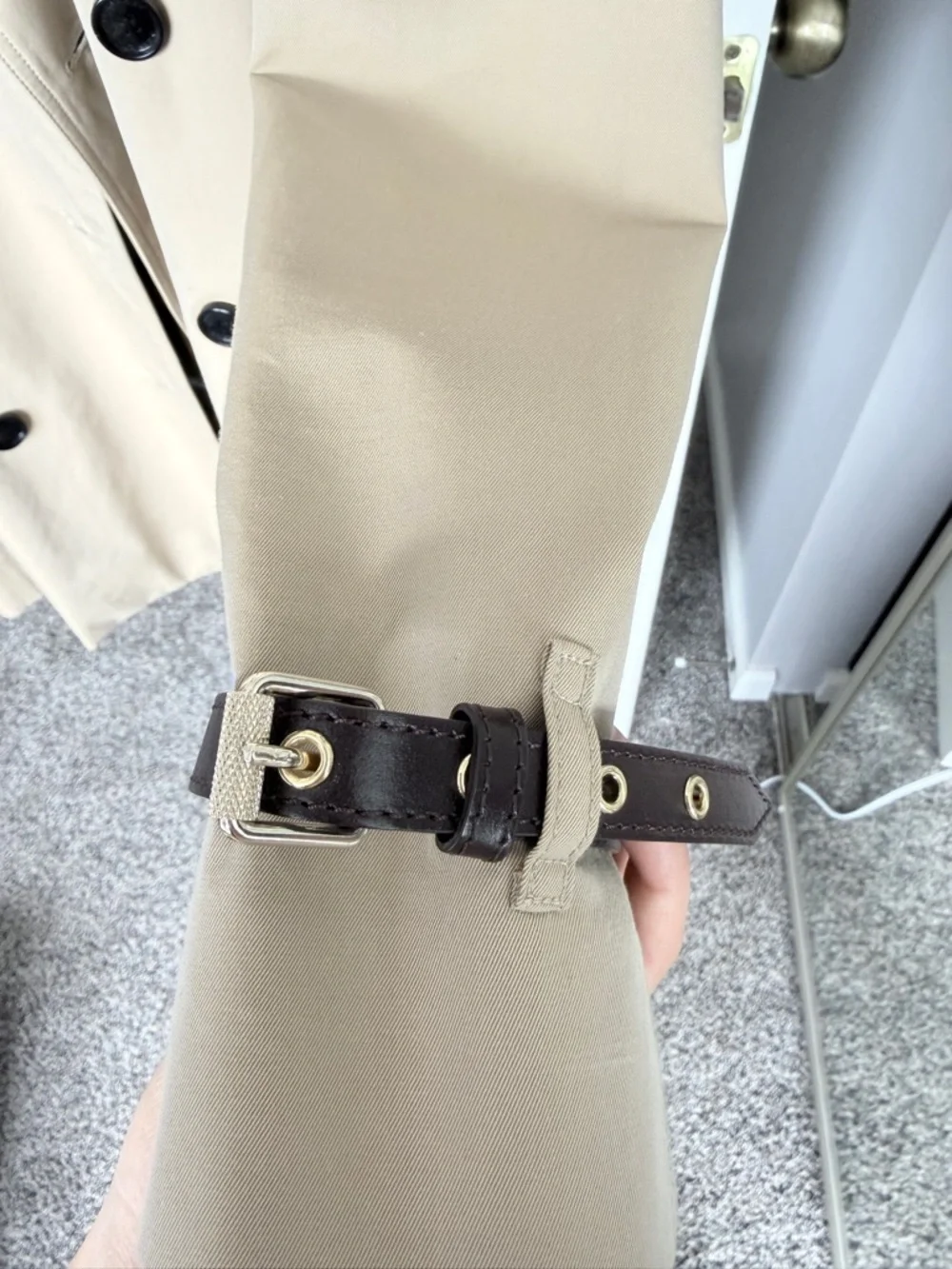 Burberry Women's Beige Classic Trench Coat - Picture 6 of 7